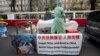 法輪功支持者在奧地利維也納市中心擺台展示他們抗議的“中共活摘器官”的場景，反對奧地利從中國進口人體器官。 （2018年10月1日）