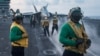 美國航空母艦卡爾文森號上的官兵預備戰機起飛 (資料圖片)