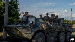 烏克蘭軍人在東部頓巴斯地區乘坐裝甲運兵車前行（2022年7月20日）