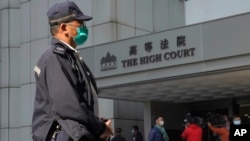 2021年2月18日，一名警察在香港高等法院外站崗。（美聯社）
