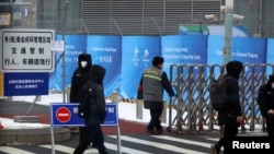 冬奧會新聞中心外為防止新冠病毒傳播環閉管理設立的路卡關閉了道路。（2022年1月24日）
