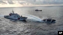 中國海警船在有爭議的斯卡伯勒淺灘附近海域向菲律賓船隻發射水砲。