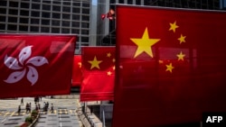 香港主權移交26週年前夕，香港特區旗幟和中國五星紅旗懸掛在香港市區街頭。（2023年6月29日）