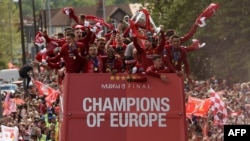Tawagar 'yan wasan kungiyar Liverpool yayin da suke faretin murnar nasararsu