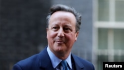 週一被任命為英國外交大臣的英國前首相卡梅倫走出唐寧街10號。（2023年11月13日）