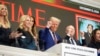 El presidente electo Donald Trump hace un gesto después de tocar la campana de apertura en la Bolsa de Valores de Nueva York, en Nueva York, el 12 de diciembre de 2024.