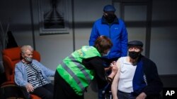 一位男士在比利時海弗利洛的一個疫苗接種站接種阿斯利康新冠疫苗。(2021年3月17日)