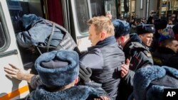 Evgeny Feldman提供的照片显示，反对党领导人纳瓦尔尼被拘留（2017年2月26日）