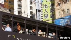 香港新冠疫情感染人數不斷升高，圖為人們乘坐公共交通時都佩戴口罩。