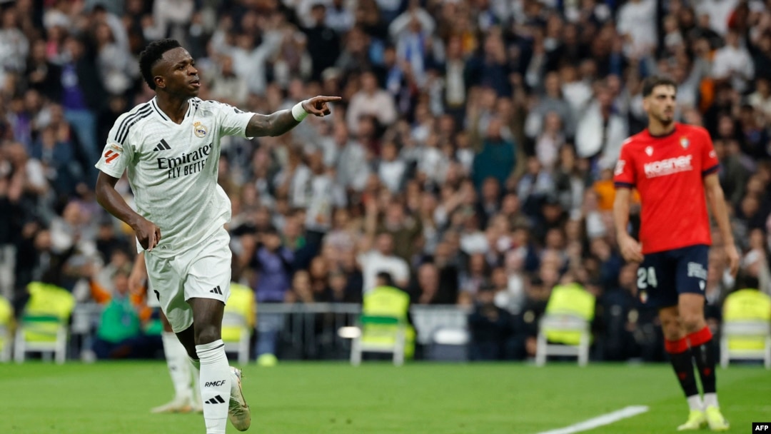 El delantero brasileño #07 del Real Madrid, Vinícius Junior, celebra el cuarto gol de su equipo durante el partido de fútbol de la liga española entre el Real Madrid CF y el CA Osasuna en el estadio Santiago Bernabéu de Madrid el 9 de noviembre de 2024.