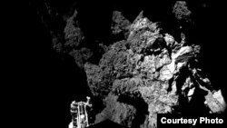 Imágenes iniciales enviadas por la sonda Philae que muestran la superficie del cometa 67P/Churyumov-Gerasimenko.