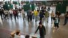 Una fila de electores esperan su turno para votar en un referendo para una nueva Constitución en Santiago de Chile, el 17 de diciembre de 2023.
