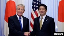 美國國防部長哈格爾4月5日在東京和日本首相安培晉三會面。