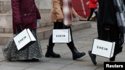 中國廉價時尚品牌Shein在英國利物浦展開聖誕節大減價行銷活動。 （2024年12月14日）