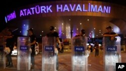El ataque ocurrió afuera de la terminal internacional del aeropuerto Ataturk, el más grande y más importante de Turquía.