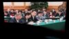 北京某購物中心的巨型電子螢幕播放的新聞畫面顯示，數位知名中國營企業家在北京舉行的座談會上聽取中國領導人習近平講話的場景。 （2025年2月17日）