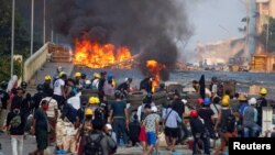 緬甸反軍事政變示威者在仰光與保安部隊發生衝突。 （2021年3月16日）