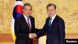 한국을 방문한 왕이 중국 외교부장이 5일 청와대에서 문재인 한국 대통령을 예방했다.