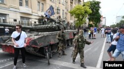2023年6月24日,瓦格納僱傭軍士兵在俄羅斯南方軍區司令部所在城市頓河畔羅斯托夫(city of Rostov-on-Don)街道上部署,不少居民在一旁看熱鬧。