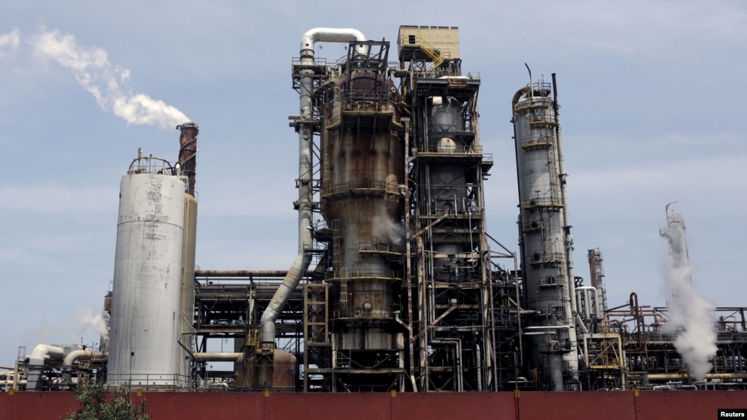 Los tanqueros también traen “insumos para reactivar la producción de gasolina en la refinería"