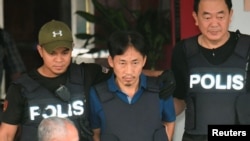 북한 김정남 암살 사건 용의자로 체포됐던 리정철(가운데)이 3일 쿠알라룸푸르 세팡 경찰서에서 방탄조끼를 입은 채 공항으로 향하는 차에 오르고 있다. 리정철은 이 날 북한으로 추방됐다.