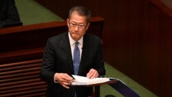 2月26日，香港財政司司長陳茂波在香港立法會會議廳發表年度預算演講。 (畫面來源：法新社)