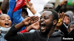 Manifestantes contra a lei das finanças entram em confronto com a polícia em Nairobi