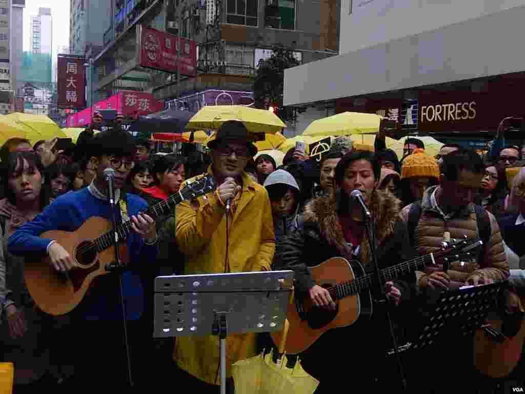 香港流行歌手黃耀明及何韻詩等文化監暴成員及音樂人，聖誕日在旺角街頭演唱