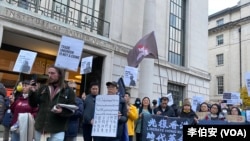 “我們沒有忘記你們”：集會參與者手持橫幅，呼籲釋放吳敏兒、余慧明、梁國雄等被監禁的工會領袖和民主人士。（李伯安/美國之音）
