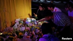 河南鄭州市民在地鐵5號線站台前給洪災死難者獻花並用手機拍攝。（2021年7月26日）