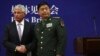 美国国防部长哈格尔与中国国防部长常万全上将在北京联合举行记者会之后握手。（2014年4月8日）
