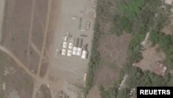 衛星影像顯示部署於菲律賓一座機場的提豐導彈系統。 (Planet Labs／路透社)