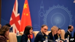 英國財政大臣李韻晴 (左二) 在北京舉行的第十一次中英經濟財金對話上發表講話。(美聯社：2025年1月11日)