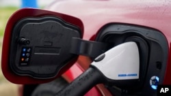 2024年3月8日，一輛2023年福特野馬Mach-E在俄亥俄州倫敦的電動車充電站充電。 (美聯社照片)