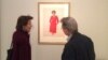 El público se detiene ante el retrato de Nancy Reagan elaborado por el artista Aaron Shikler y exhibido en la Galería Nacional de Retratos en Washington DC.