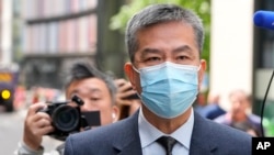 香港駐倫敦經濟貿易辦事處行政經理袁鬆彪2024年5月24日離開倫敦的老貝利街。