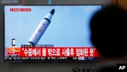 南韓首爾的一民眾通過電視收看北韓準備再次發射導彈的新聞。