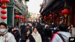遊客和居民春節前在北京一條購物街逛街。 （2025年1月23日）