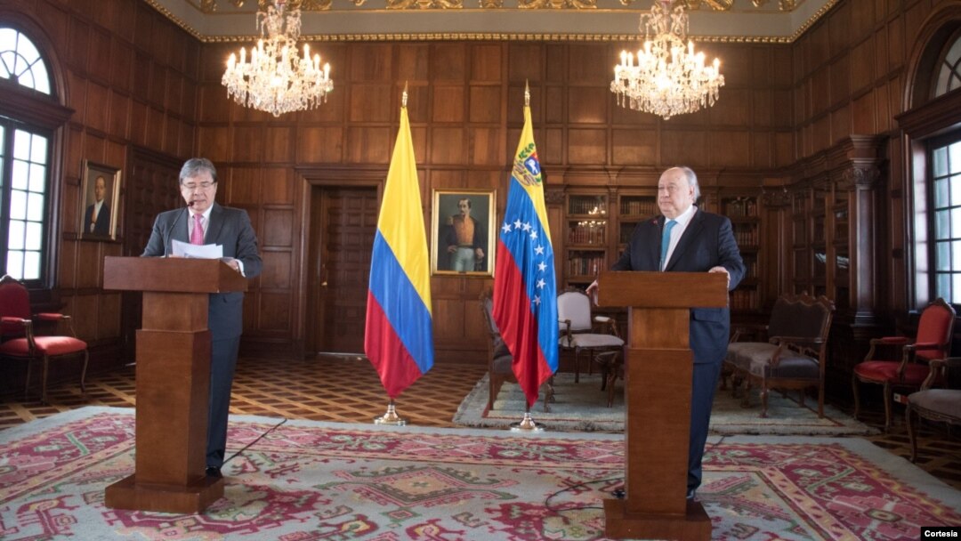 En un acto protocolar, el nuevo Embajador de Venezuela en Colombia, entregó las copias de las cartas credenciales que lo acreditan como miembro diplomático. FOTO: Cortesía Cancillería Colombia.