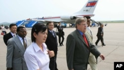  올리 하이노넨 스팀슨센터 특별연구원(오른쪽)이 국제원자력기구(IAEA) 사무차장 절인 지난 2007년 6월 UN 핵 사찰단을 이끌고 북한을 방문했다.