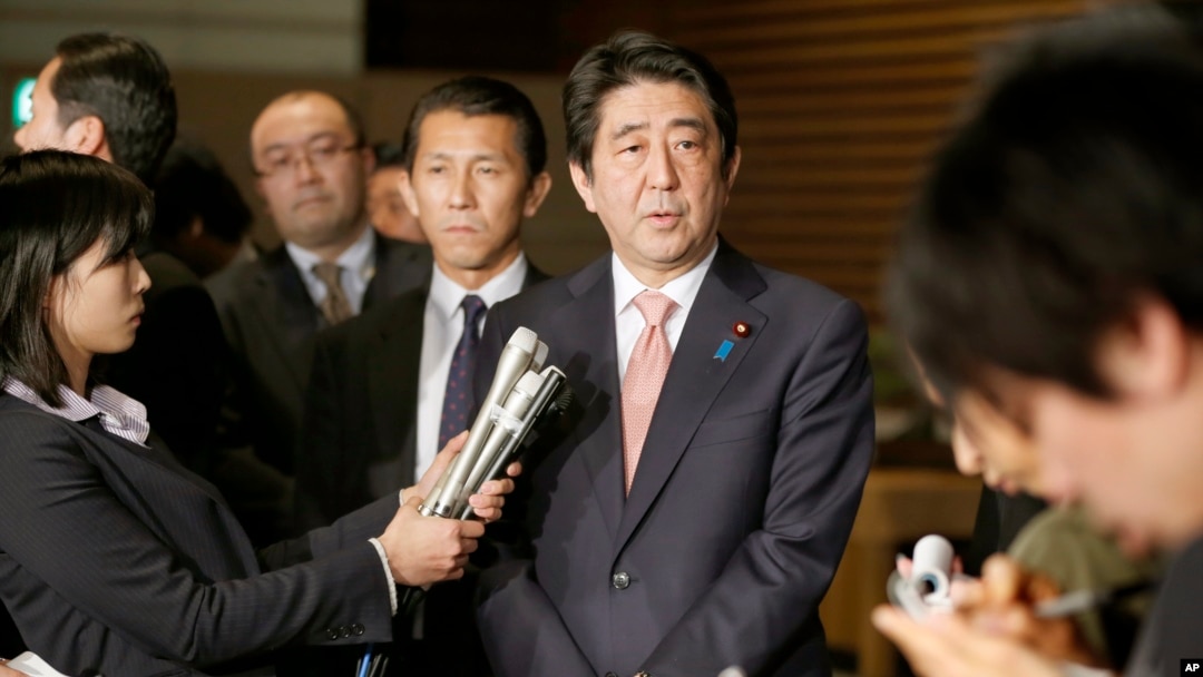 El primer ministro de Japón, Shinzo Abe, conversa el miércoles con los periodistas sobre los esfuerzos para liberar a los rehenes del grupo Estado islámico.