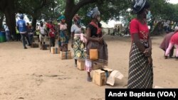 Campo de deslocados do centro agrário de Napala. Distribuição de alimentos por PMA a deslocados da insurgência em Cabo Delgado.