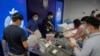홍콩 경찰은 6일 폭발물을 이용한 테러 모의 혐의자 9명을 체포했다며 압수한 증거물을 공개했다.