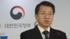 백태현 한국 통일부 대변인이 지난 14일 서울 세종로 정부서울청사에서 국제기구를 통해 800만 달러 대북인도지원 검토한다는 내용을 발표하고 있다.