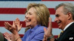 Hillary Clinton dijo al diario USA Today que prepara un discurso en el que explicará por qué Donald Trump no está preparado para manejar la economía.