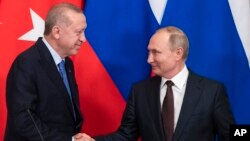 Shugabbanin Rasha da na Turkiyya kenan yayin da suke gaisawa ranar 5 ga watan Maris, 2020.