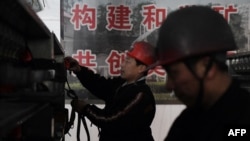 工人們走出要在這一年徹底關閉的位於北京西邊的門頭溝大台煤礦。(2020年1月8日)