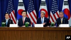 지난 10월 미국 워싱턴에서 '2+2' 미한 외교·국방 장관회의가 열렸다. 왼쪽부터 한국의 한민구 국방장관, 윤병세 외교장관, 존 케리 국무장관, 애슈턴 카터 국방장관.