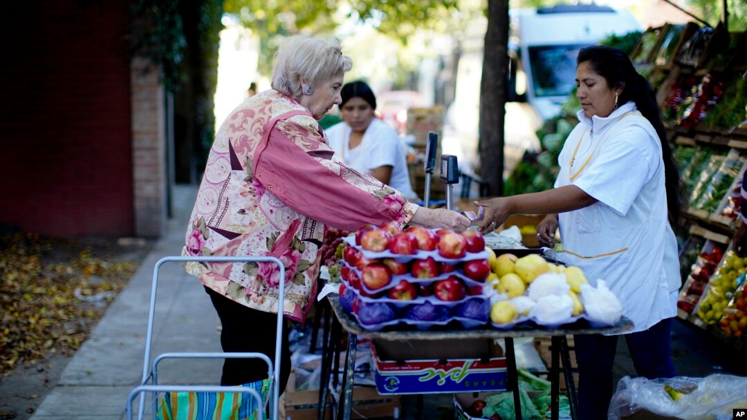 Una mujer compra frutas en un mercado callejero en Buenos Airres, Argentina, el 16 de abril de 2019.