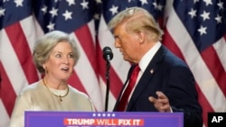 2024年11月6日,唐納德·特朗普(Donald Trump) 在佛羅里達州西棕櫚灘舉行的選舉之夜觀察會上將蘇西·威爾斯(Susie Wiles) 帶到了演講台。這位當選總統已選擇威爾斯擔任白宮辦公廳主任。